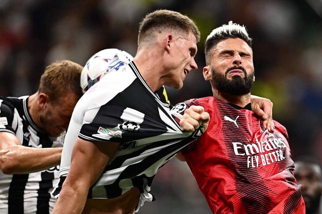 Striker AC Milan, Olivier Giroud (kanan), berduel berebut bola dengan para pemain Newcaslte United pada laga Liga Champions di Stadion San Siro, Milan, Italia, Rabu (20/9/2023) dini hari WIB. Laga berakhir dengan hasil imbang 0-0.