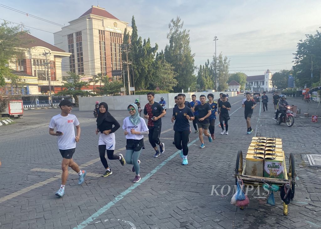 Pelari dari komunitas Semarang Runners melintasi kawasan Kota Lama, Kota Semarang, Jawa Tengah pada Sabtu (3/12/2022). Sebagian anggota komunitas tersebut sedang mempersiapkan diri mengikuti lomba lari Semarang 10K yang akan digelar pada Minggu (18/12/2022) di Kota Semarang. 