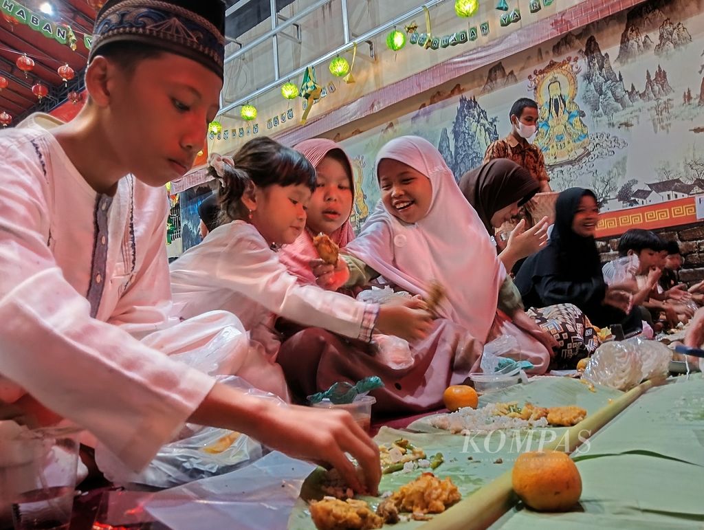 Keceriaan anak-anak saat berbuka puasa bersama di Wihara Dhanagun, Kota Bogor, Jawa Barat, Kamis (13/4/2023). Setidaknya ada 400 anak yatim dan piatu berkumpul di Wihara Dhanagun untuk mengaji dan berselawat bersama sebelum berbuka puasa.