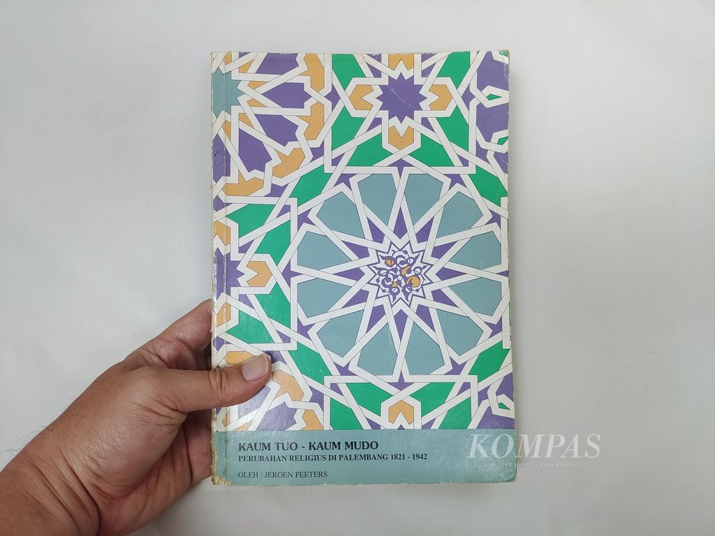 Buku <i>Kaum Tuo-Kaum Mudo, Perubahan Religius di Palembang 1821-1942</i> karya peneliti Belanda, Jeroen Peeters, yang terbit di Jakarta pada 1997.