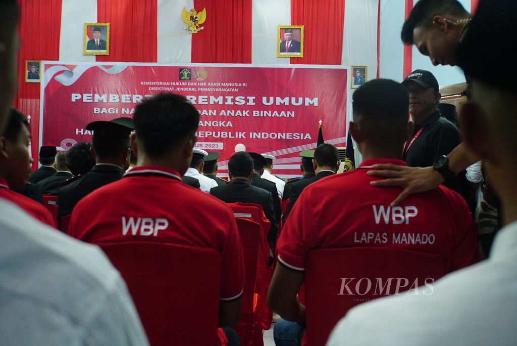 Para narapidana penerima remisi duduk di jajaran kursi belakang dalam seremoni pemberian remisi umum di Lapas Kelas IIA Manado, Sulawesi Utara, Kamis (17/8/2023).