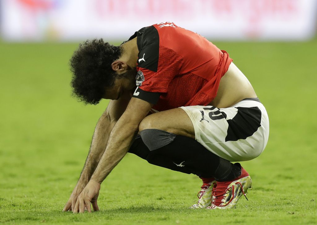 Reaksi penyerang Mesir, Mohamed Salah, setelah pertandingan final Piala Afrika 2022 antara Senegal dan Mesir di Stadion Paul Biya, Kamerun, Minggu (6/2/2022).