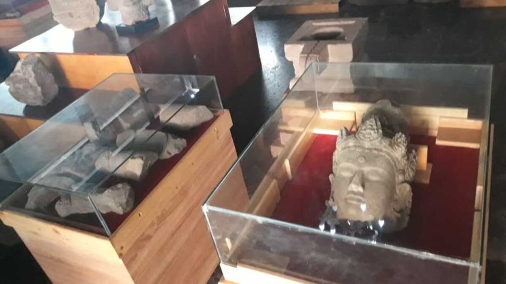Arca kepala Boddisatwa yang ditemukan dalam penelitian tahap keempat oleh Pusat Penelitian Arkeologi Nasional di Situs Adan-adan di Desa Adan-adan, Kecamatan Gurah, Kabupaten Kediri, Jawa Timur, Juli 2019.