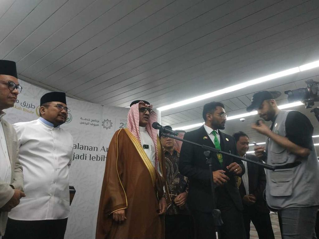 Menteri Agama Yaqut Cholil Qoumas dan Duta Besar Arab Saudi untuk Indonesia Syekh Faisal Abdullah Al Amudi melepas calon jemaah haji Indonesia kloter pertama tahun 2023 di Bandara Soekarno-Hatta, Tangerang, Banten, Rabu (24/5/2023) pukul 00.30.