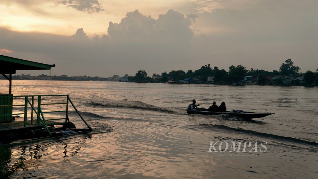 Perahu motor melintas di Sungai Kapuas yang membelah Kota Sintang di Kalimantan Barat, Rabu (13/10/2021). Sungai Kapuas dengan panjang mencapai 1.143 kilometer merupakan sungai terpanjang di Indonesia. 