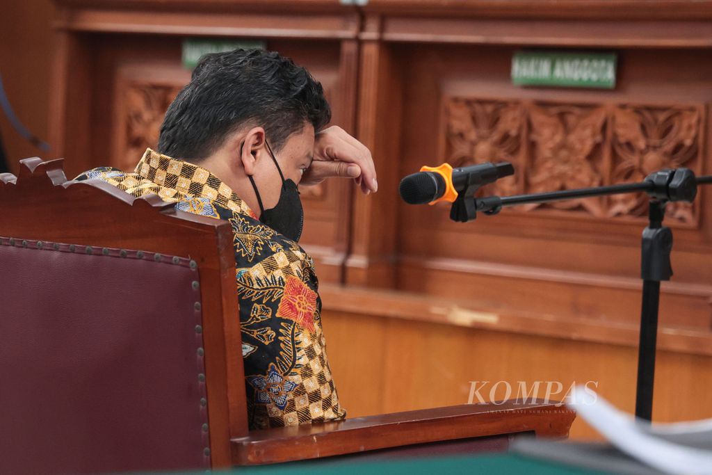 The defendant in the premeditated murder case against Brigadier Nofriansyah and the alleged obstruction of investigation, Ferdy Sambo, wipes sweat at the trial of the South Jakarta District Court, Jakarta, Monday (17/10/2022).