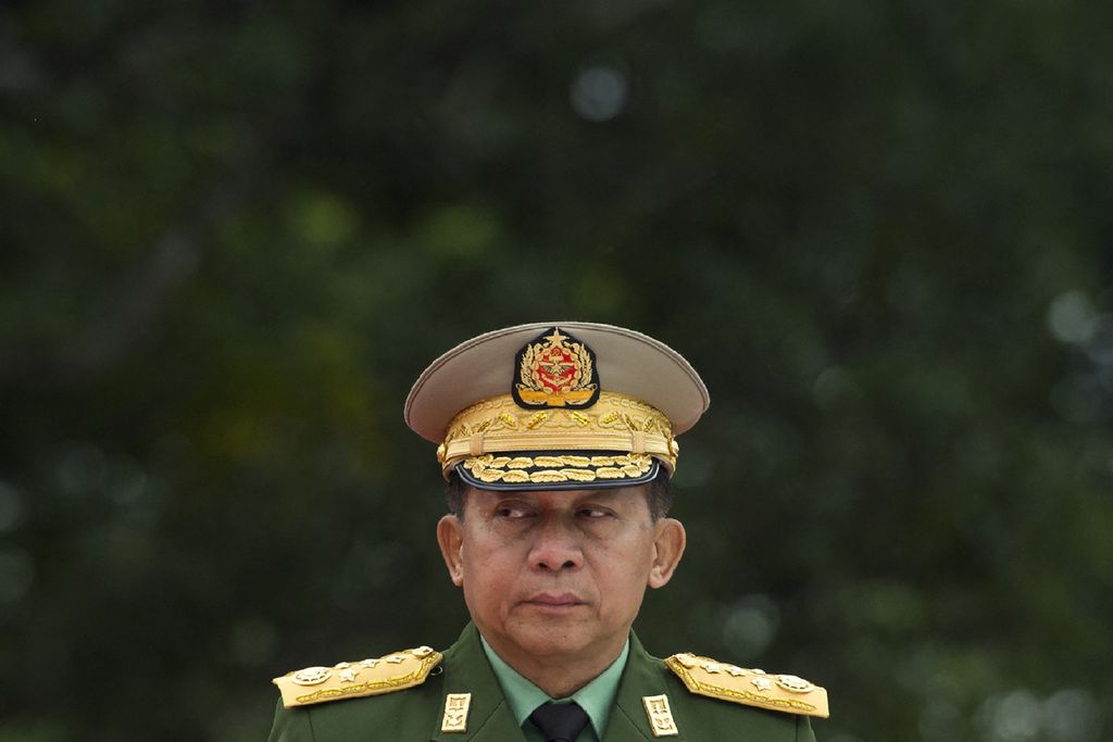 Foto yang diambil pada 19 Juli 2018 memperlihatkan Jenderal Min Aung Hlaing, pemimpin Angkatan Bersenjata Myanmar pada Peringatan Hari Martir Ke-71 di Yangon, Myanmar. Setelah sempat menyatakan akan menyelenggarakan pemilu pada Agustus 2023, junta militer Myanmar memutuskan memperpanjang masa darurat militer selama enam bulan ke depan.  