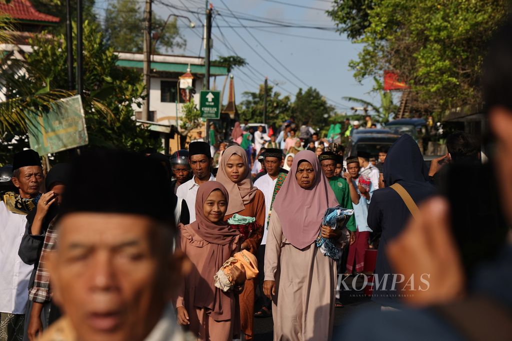Sejumlah warga yang tergabung dalam Jemaah Masjid Aolia di Kabupaten Gunungkidul, Daerah Istimewa Yogyakarta, berjalan kaki setelah menunaikan shalat Id 1445 Hijriah, Jumat (5/4/2024). 