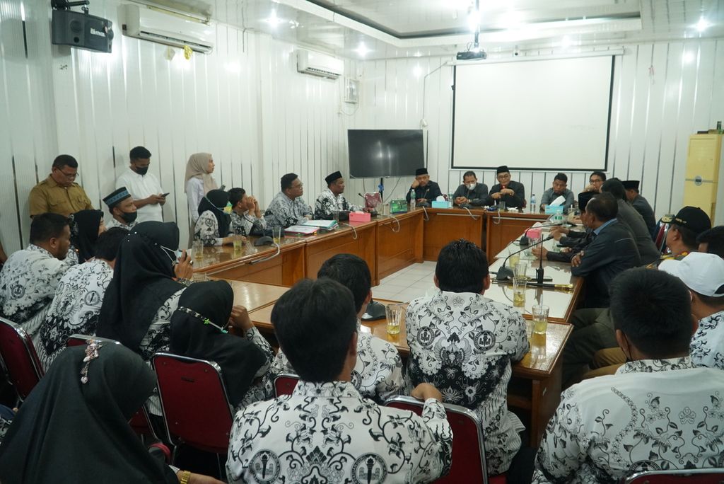 Perwakilan guru honorer tingkat SD dan SMP yang lulus <i>passing grade</i> seleksi PPPK guru beraudiensi dengan pimpinan DPRD Kota Padang, Sumatera Barat, di sela-sela unjuk rasa, Senin (22/8/2022). 