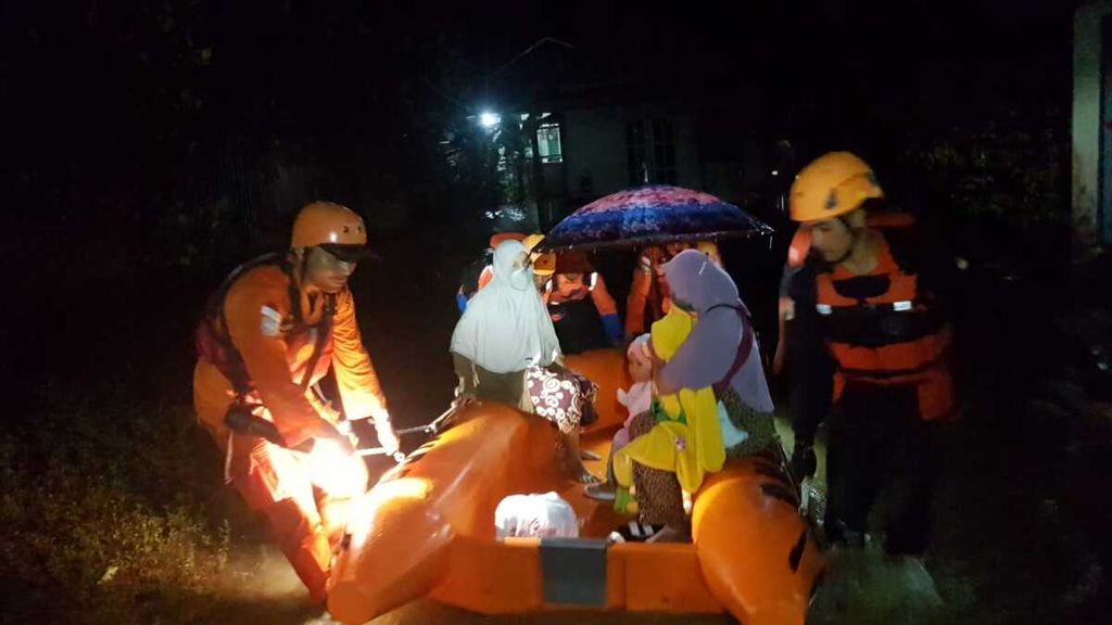 Tim dari Kantor Pencarian dan Pertolongan (Basarnas) Banjarmasin mengevakuasi warga korban banjir di Tanah Laut, Kalimantan Selatan, Senin (7/3/2022).