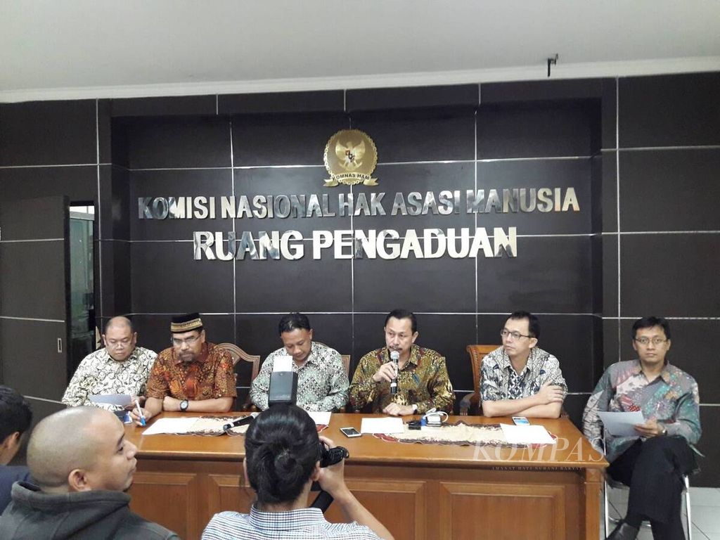 Ketua Komnas HAM Ahmad Taufan Damanik memberikan penjelasan terkait respons Komnas HAM dalam penuntasan kasus pelanggaran HAM berat masa lalu, di kantor Komnas HAM, Menteng, Jakarta Pusat, Senin (4/6/2018). 