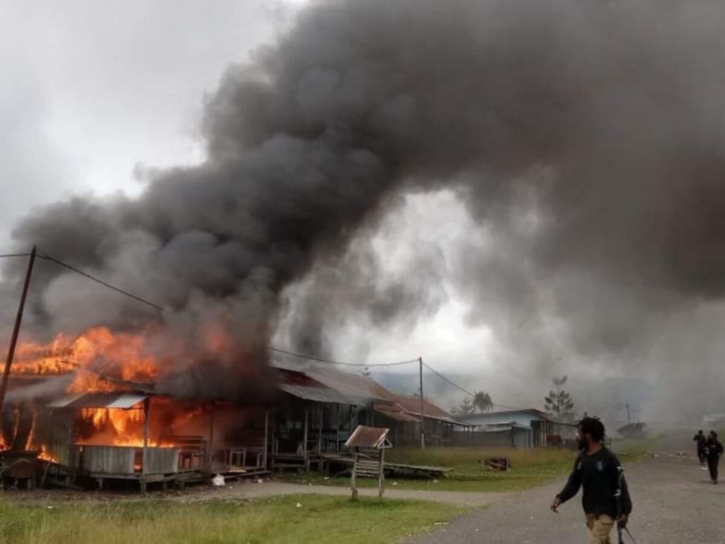 Tampak salah satu kios milik warga yang dibakar kelompok kriminal bersenjata di Kabupaten Pegunungan Bintang, Papua Pegunungan, Senin (18/9/2023). Total sebanyak tujuh kios yang dibakar kelompok itu.