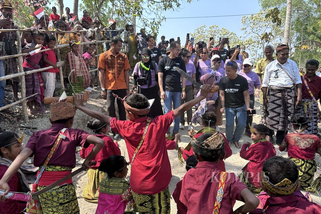 Anak-anak Desa Naileu, Kecamatan Kie, Kabupaten Timor Tengah Selatan, Nusa Tenggara Timur, Kamis (26/10/2023) siang, menyambut rombongan pelari yang akan ikut dalam lari amal ultramaraton Jelajah Timur 2023. 