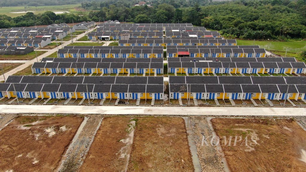 Deretan rumah baru yang hampir selesai pembangunannya di Cibunar, Kecamatan Parung Panjang, Kabupaten Bogor, Jawa Barat, Kamis (19/1/2023). Ratusan rumah yang dibangun di tempat ini merupakan rumah dengan KPR bersubsidi pemerintah. 