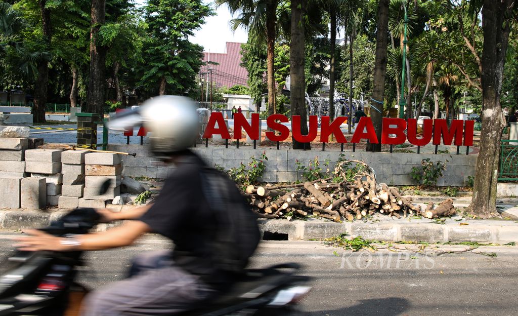 Pengendara sepeda motor melintas di Taman Sukabumi, Menteng, Jakarta Pusat, Jumat (28/07/2023). Taman yang berada di tengah permukiman itu kini tengah direvitalisasi.