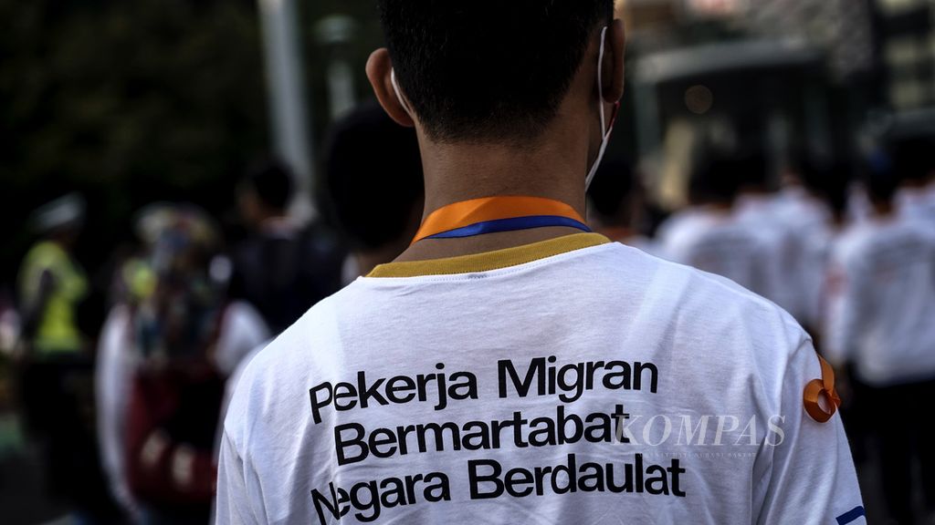 Salah satu peserta aksi kirab Peringatan Hari Pekerja Migran Internasional yang melintasi kawasan Bundaran Hotel Indonesia, Jakarta, Minggu (18/12/2022). Para pekerja migran Indonesia (PMI) dan keluarga besarnya mengikuti kirab peringatan Hari Pekerja Migran Internasional yang diperingati setiap 18 Desember.  