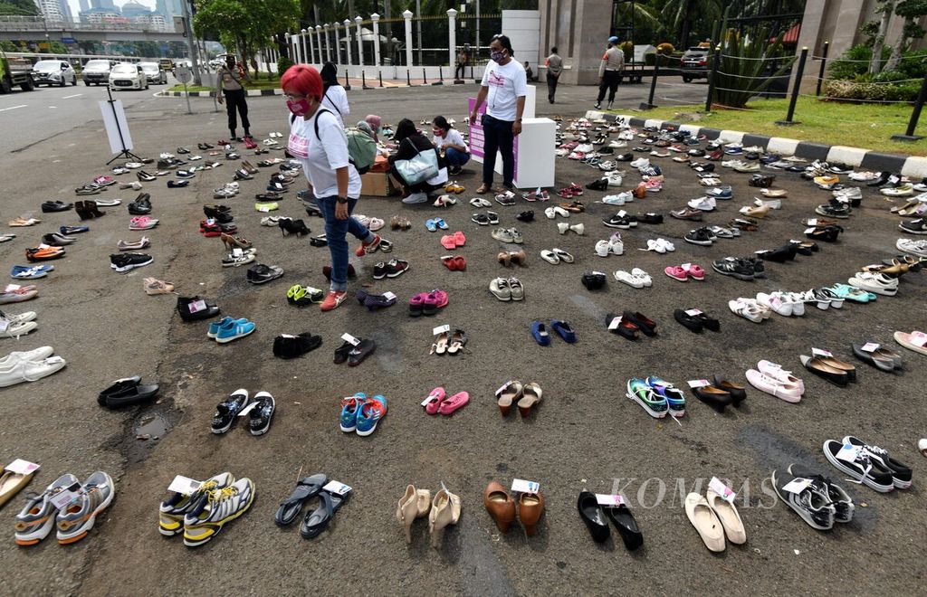 Beragam sepatu diletakkan di depan gerbang Gedung DPR, Senayan, Jakarta, dalam aksi 500 Langkah Awal Sahkan RUU Penghapusan Kekerasan Seksual (PKS), akhir November 2020. Meski RUU PKS sudah disahkan menjadi UU Tindak Pidana Kekerasan Seksual sejak 2022, masih banyak perempuan menjadi korban kekerasan seksual akibat relasi yang tidak setara dalam hubungan asmara.