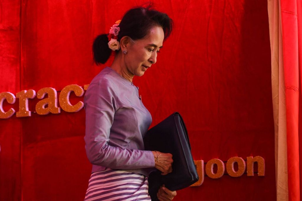 Foto tanggal 5 November 2015 ini memperlihatkan pemimpin oposisi dan pemimpin Liga Nasional untuk Demokrasi (NLD), Aung San Suu Kyi, meninggalkan tempat seusai menyampaikan keterangan pada konferensi pers di kediamannya di Yangon, Myanmar. 