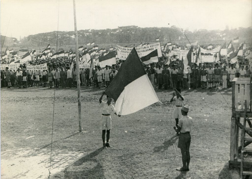 Rapat raksasa menyambut Proklamasi Kemerdekaan RI di lapangan Ikada, Jakarta (lapangan Monas), 19 September 1945.
