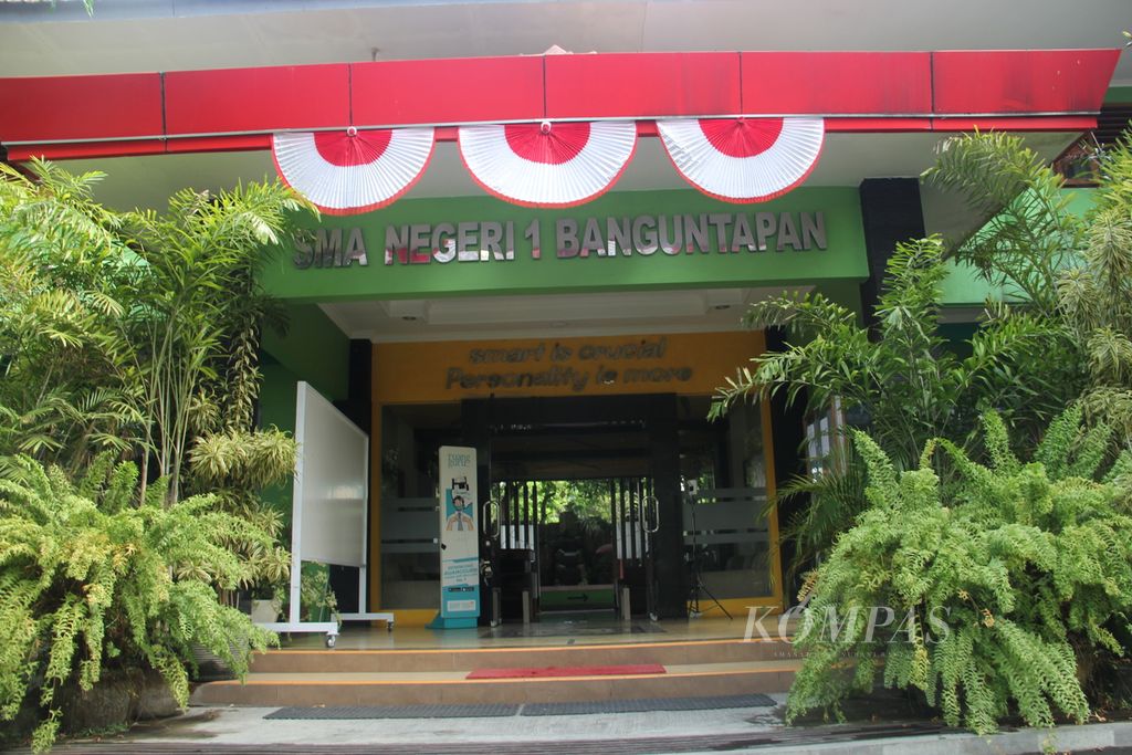 Suasana SMA Negeri 1 Banguntapan, Kabupaten Bantul, Daerah Istimewa Yogyakarta, Senin (8/8/2022). Selama beberapa hari terakhir, sekolah tersebut menjadi bahan perbincangan karena adanya dugaan pemaksaan pemakaian jilbab yang dilakukan guru kepada seorang siswi.