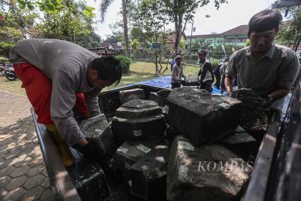 Petugas memindahkan batu penyusun catra dari halaman kantor Museum dan Cagar Budaya Warisan Dunia Borobudur ke tempat penyimpanan di kompleks Candi Borobudur, Magelang, Jawa Tengah, Kamis (12/9/2024). 