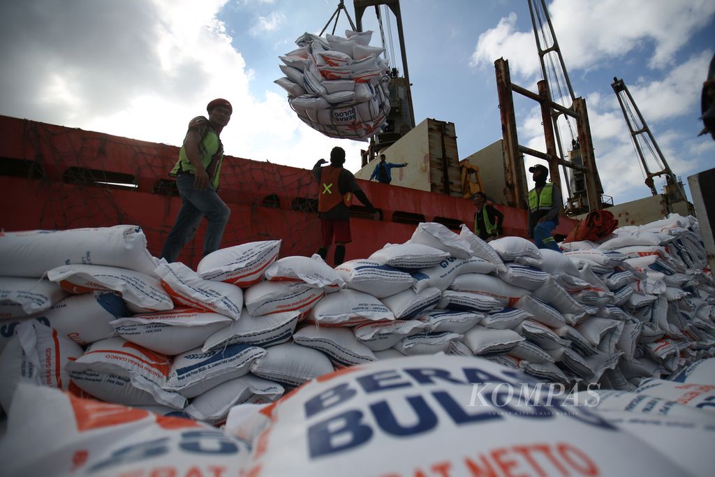 Buruh membongkar beras yang didatangkan dari Vietnam dengan menggunakan kapal barang MP Fortune di Terminal Nonpetikemas, Pelabuhan Tanjung Priok, Jakarta, Kamis (21/3/2024).