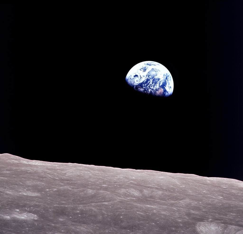 Citra Bumi saat terbit dengan latar permukaan Bulan. Citra diambil oleh antariksawan wahana Apollo 8, Bill Anders, pada 24 Desember 1968 saat Apollo 8 mengorbit atau mengitari Bulan.