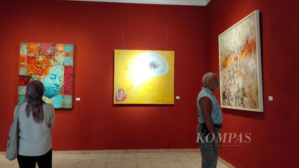 Sejumlah pengunjung melihat beberapa lukisan yang ditampilkan dalam pameran Struggle yang digelar di Limanjawi Art House di Desa Wanurejo, Kecamatan Borobudur, Kabupaten Magelang, Jawa Tengah, Minggu (18/12/2022).