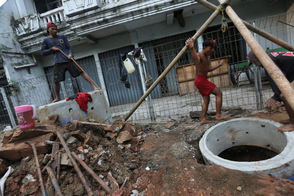Pekerja rekanan Dinas Sumber Daya Air (SDA) DKI Jakarta merampungkan penggalian sumur resapan di kawasan Basuki Rahmat, Jakarta Timur, Jumat (22/10/2021). 