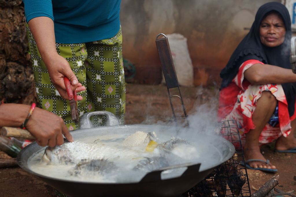 Warga memasak ikan hasil tangkapan di Desa Kulati, Tomia, Wakatobi, Sulawesi Tenggara, Kamis (27/2/2020).  