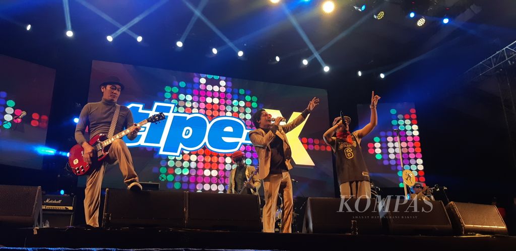 Aksi panggung Band Tipe-X di acara Big Bang Jakarta 2022, di JIExpo Kemayoran, Jakarta Pusat, Sabtu (7/5/2022).