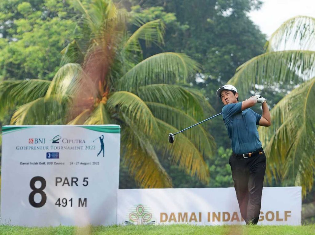 Pegolf Indonesia, George Gandranata, memukul bola pada hari keempat turnamen golf BNI Ciputra Golfpreneur ADT 2022, di Damai Indah Golf-BSD Course, Serpong, Tangerang Selatan, Banten, Sabtu (27/8/2022). George mencatat skor total 12 di bawah par.