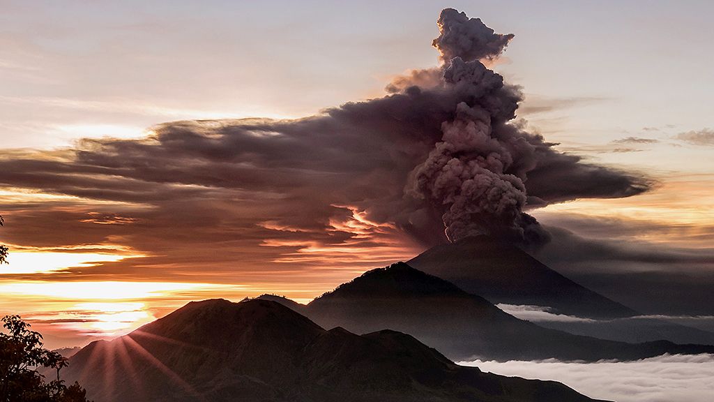 Gunung Agung  di Kabupaten Karangasem, Bali,  terlihat mengeluarkan asap dan abu, Minggu (26/11), yang fotonya juga berkembang di media sosial. 