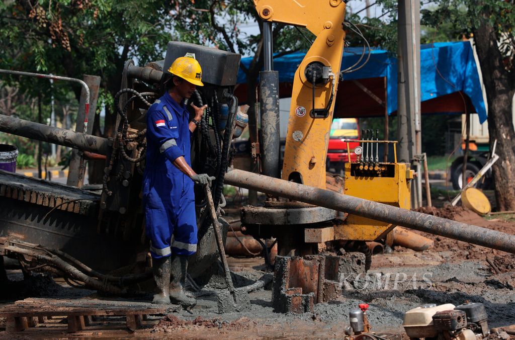Proses pengeboran tanah sebagai bagian dari proyek pembangunan jaringan pipa gas bumi di kawasan utara Kota Semarang, Jawa Tengah, Rabu (10/1/2023). 