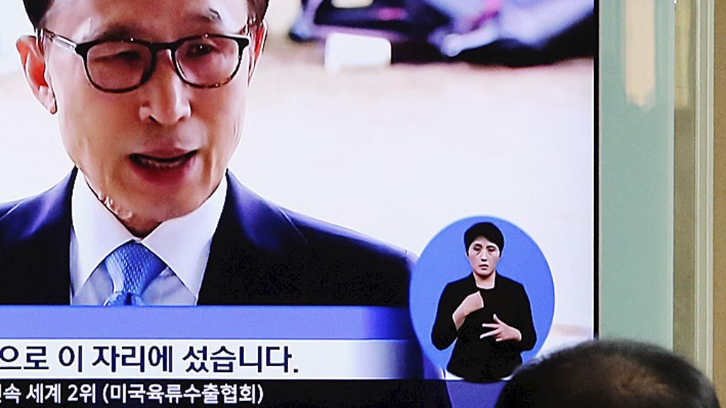 Siaran berita televisi   menampilkan tayangan mantan Presiden Korea Selatan, Lee Myung-bak, disaksikan warga di Stasiun Kereta Seoul, Korea Selatan, Senin (9/4/2018). Lee didakwa kasus suap, penggelapan, dan dakwaan lain. 
