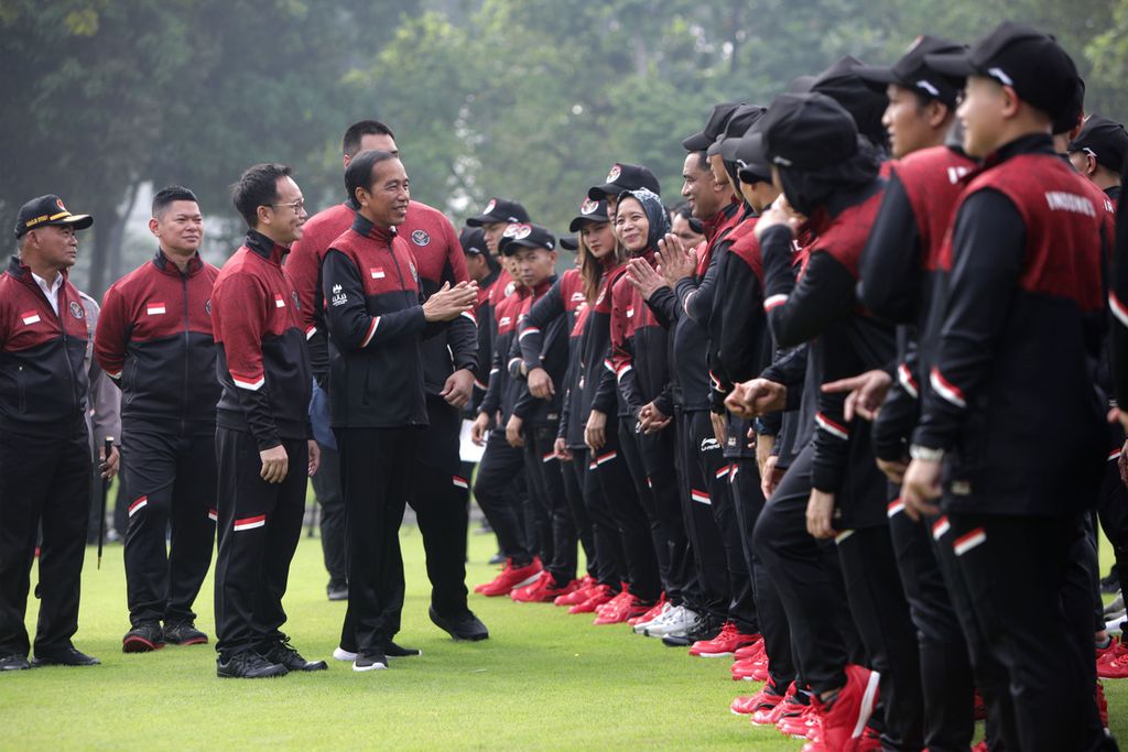 Presiden Joko Widodo berbincang dengan para atlet saat upacara pelepasan kontingan Indonesia untuk SEA Games Kamboja 2023 di halaman Istana Merdeka, Jakarta (2/5/2023). Presiden meminta para atlet berjuang maksimal sehingga bisa meraih hasil lebih baik dibandingkan SEA Games sebelumnya. 