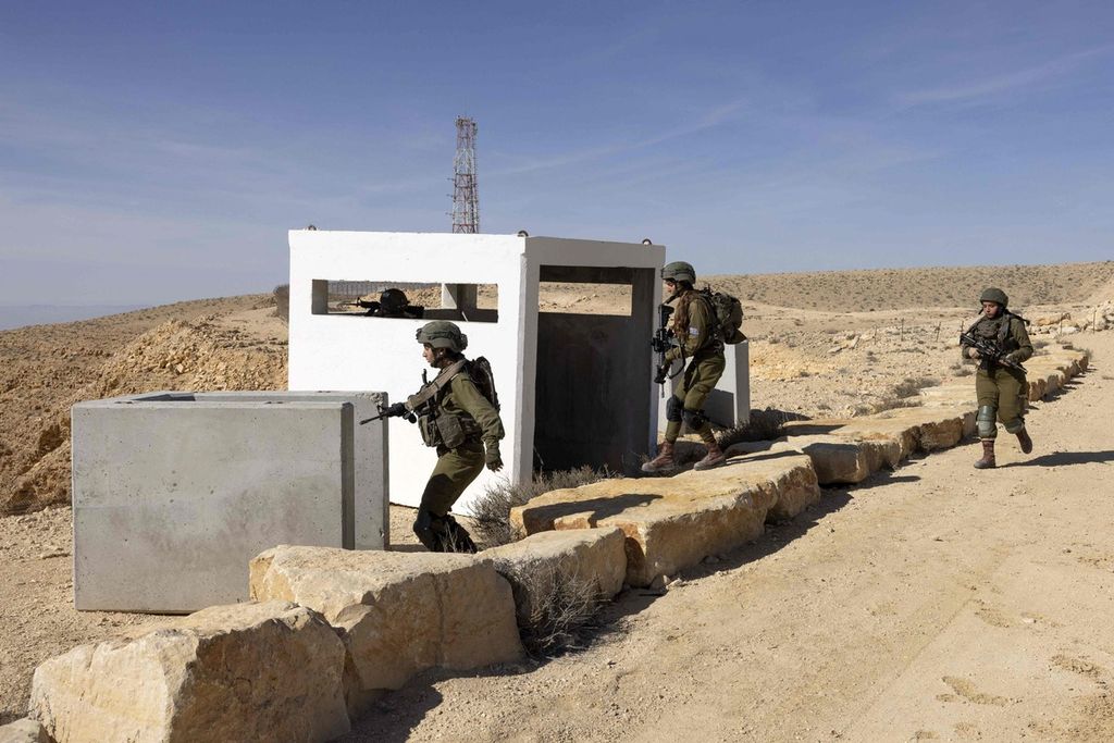 Perempuan tentara Israel dari unit infanteri Batalyon Bardelas ambil bagian dalam latihan di sepanjang perbatasan Israel-Mesir di kota Mitzpe Ramon, Israel selatan, 18 Januari 2024. 