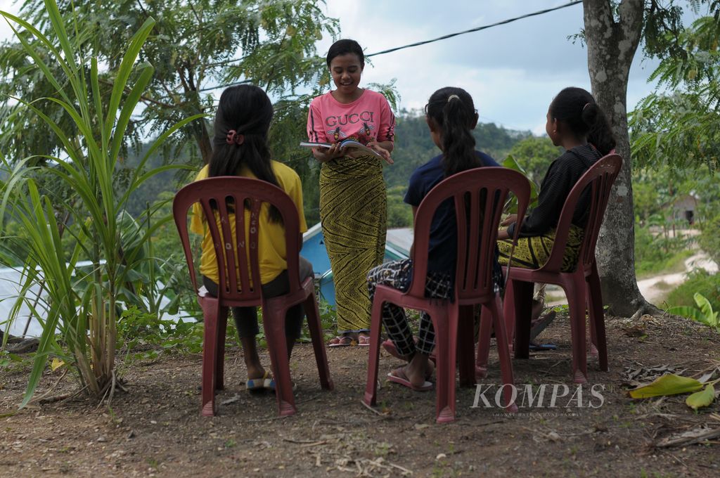 Ningsi Selan (18) memperagakan sosialisasi tentang pentingnya mencegah pernikahan  usia dini di halaman rumahnya di Desa Enonapi, Kecamatan Kie, Kabupaten Timor Tengah Selatan, Nusa Tenggara Timur, Mei 2022. 