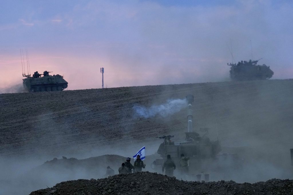 Sebuah unit kendaraan artileri Israel melepaskan tembakan dari perbatasan Israel selatan ke arah Jalur Gaza, Sabtu (14/10/2023). 
