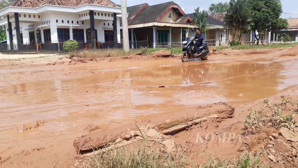 Seorang pengendara tengah melewati jalan rusak di Desa Riding, Kecamatan Pangkalan Lampam, Kabupaten Ogan Komering Ilir, Sumatera Selatan, Selasa (23/5/2023). Kerusakan jalan ini sudah terjadi sejak lima tahun terakhir.