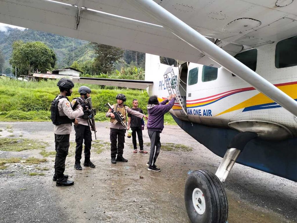 Aksi orang tak dikenal menembaki pesawat Caravan Asia One Air PK-LTF di Bandar Udara Milawak, Distrik Beoga, Kabupaten Puncak, Papua Tengah, Jumat (16/2/2024).