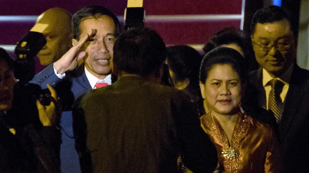 Presiden Indonesia  Joko Widodo didampingi Ibu Negara Iriana, memberi hormat setiba di Bandara Internasional Beijing menjelang Forum Belt and Road di Beijing, China (13/5). 