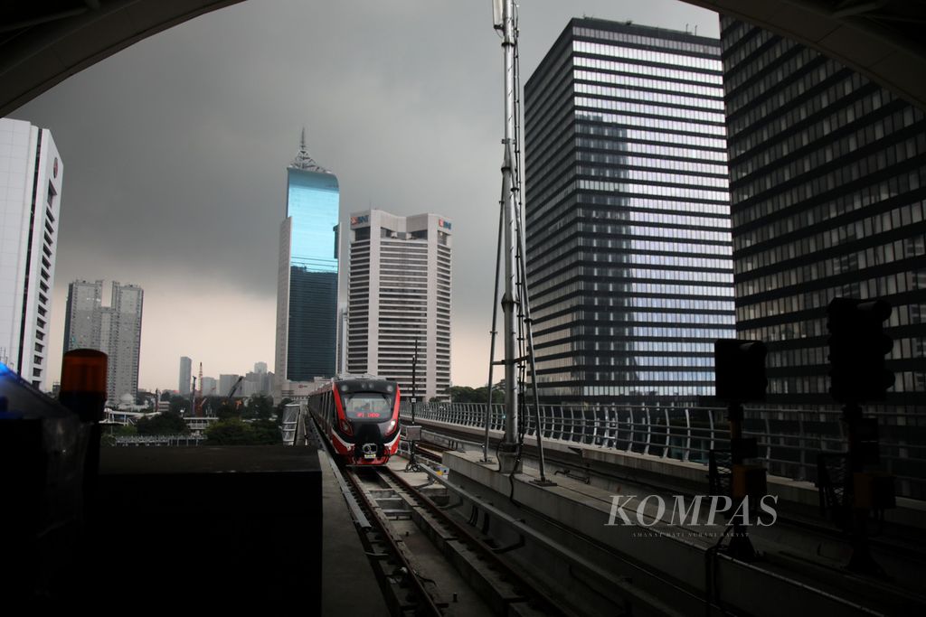 Moda lintas rel terpadu (LRT) Jabodebek di Stasiun Dukuh Atas, Jakarta, Kamis (6/7/2023). LRT Jabodebek akan melakukan uji coba dengan penumpang secara terbatas pada 12 Juli 2023 dan pada 18 Agustus 2023 beroperasi secara berbayar.  