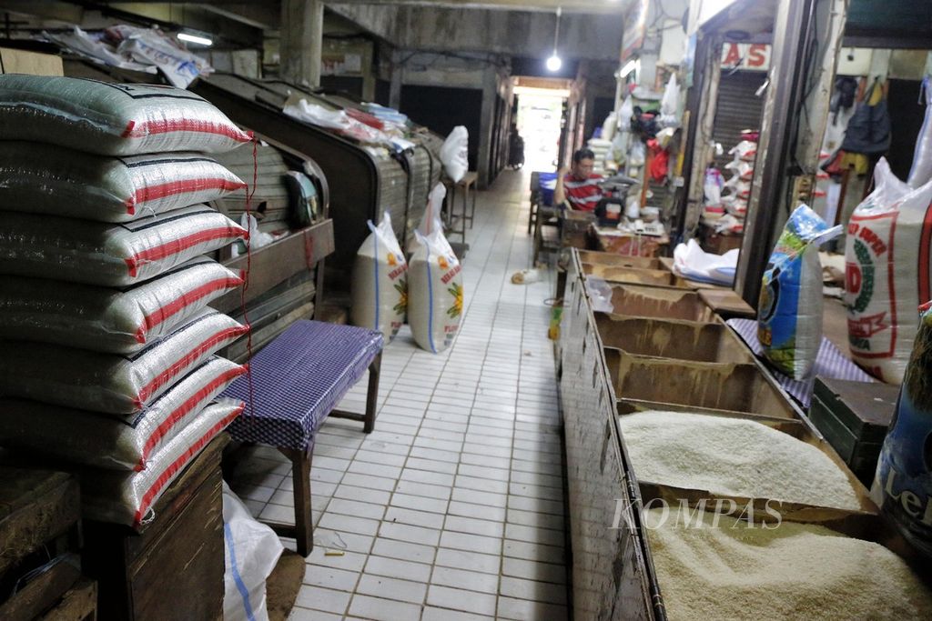 Pedagang beras menunggu pembeli di Pasar Grogol, Jakarta Barat, Rabu (3/5/2023). rata-rata harga beras kualitas medium di pasar tersebut Rp 12.000 per kilogram. Pemerintah melalui Perum Bulog bakal mengimpor 2 juta ton beras hingga ahir tahun 2023 guna menambah cadangan beras.