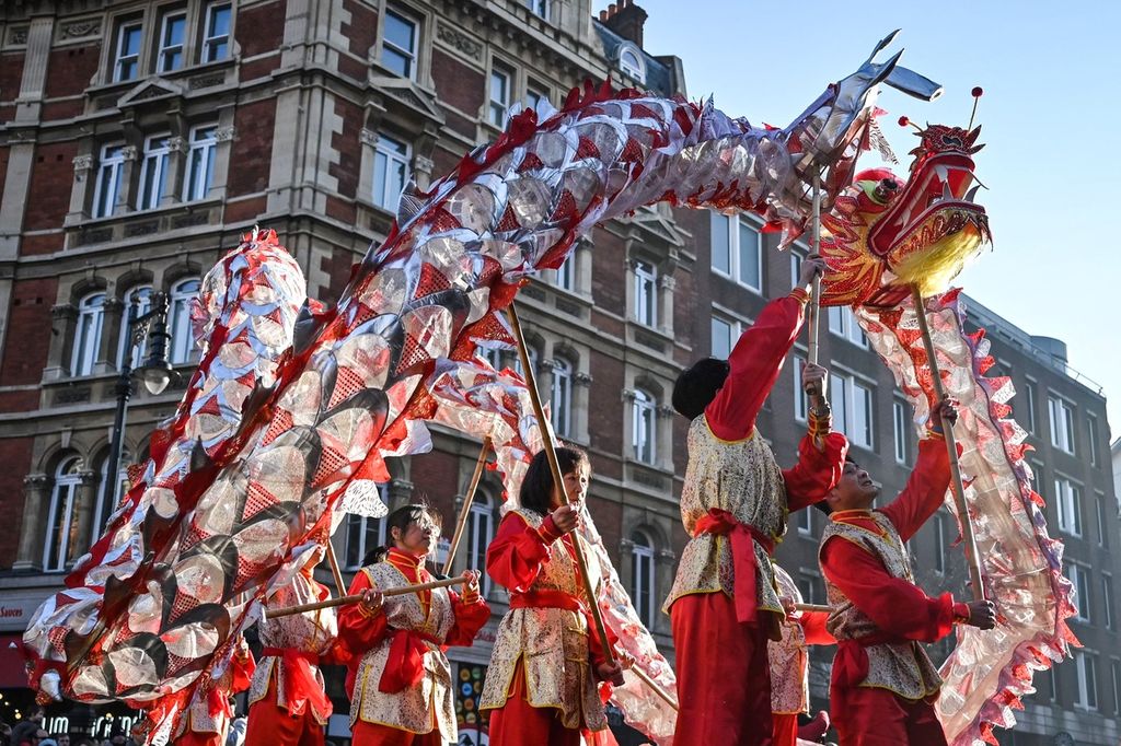 Barongsai ditampilkan di London, Inggris, pada Minggu (22/1/2023). Penampilan itu bagian dari perayaan Imlek di London.