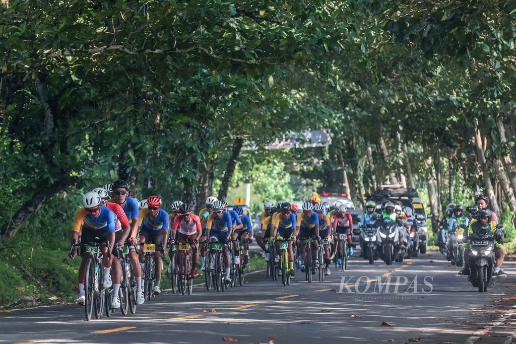 Pebalap melintasi Mandalajaya, Cikalong, Tasikmalaya, Jawa Barat, pada etape kedua Cycling de Jabar 2023, Minggu (9/7/2023).