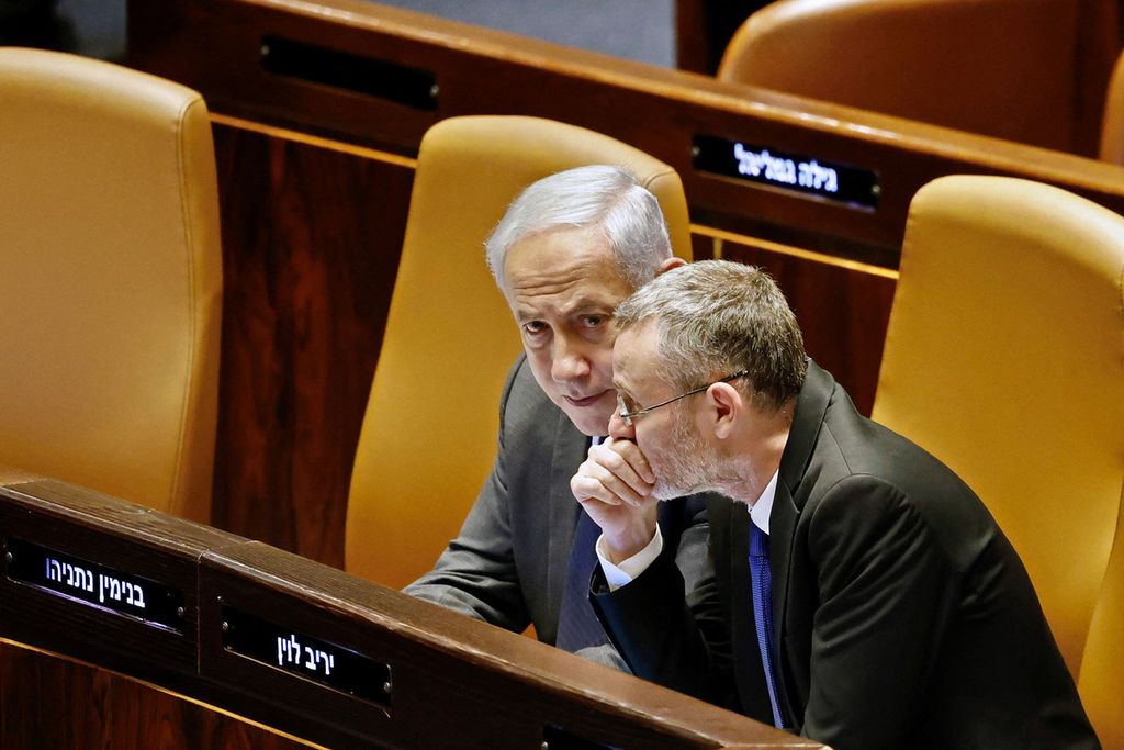 Perdana Menteri Benjamin Netanyahu duduk di ruang sidang parlemen Israel (Knesset) di Jerusalem, 27 Maret 2023.