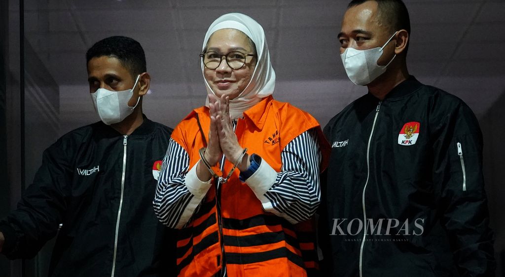 Bekas Direktur Utama PT Pertamina Karen Agustiawan saat petugas Komisi Pemberantasan Korupsi (KPK) melaksanakan ekspos penahanan dirinya di Gedung Juang KPK, Jakarta, Selasa (19/9/2023). 