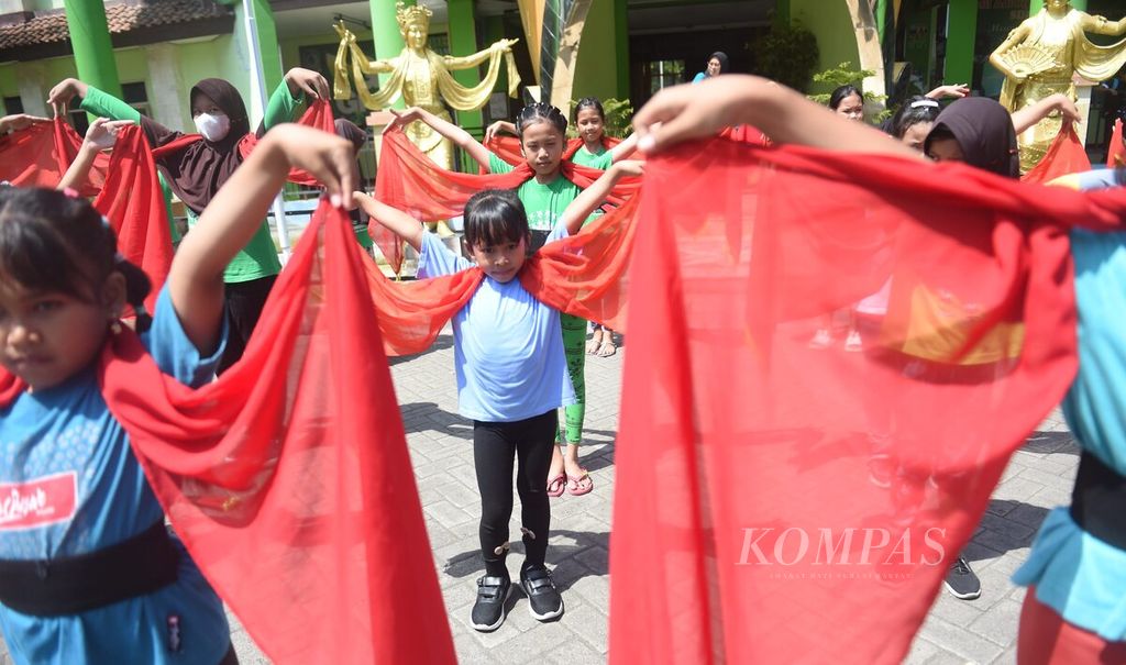 Siswa mengikuti latihan menari gandrung di depan SD Negeri Model, Banyuwangi, Sabtu (16/9/2023). sebagai bentuk pelestarian. Tari Gandrung menjadi tarian yang wajib diajarkan kepada siswa yang memiliki minat terhadap seni tari di Banyuwangi. 