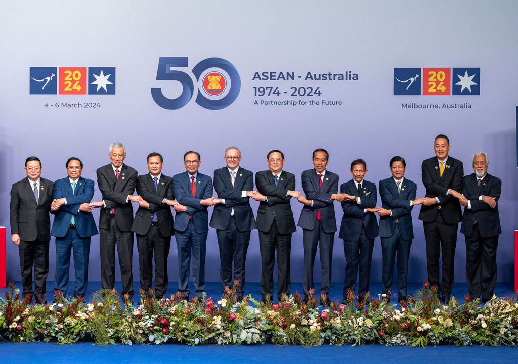 Para pemimpin negara-negara ASEAN berfoto bersama dengan Perdana Menteri Australia Anthony Albanese (keenam dari kiri) dan Sekretaris Jenderal ASEAN Kao Kim Hourn (kiri) pada KTT Khusus ASEAN-Australia 2024 di Melbourne, Australia, Selasa (5/3/2024). 